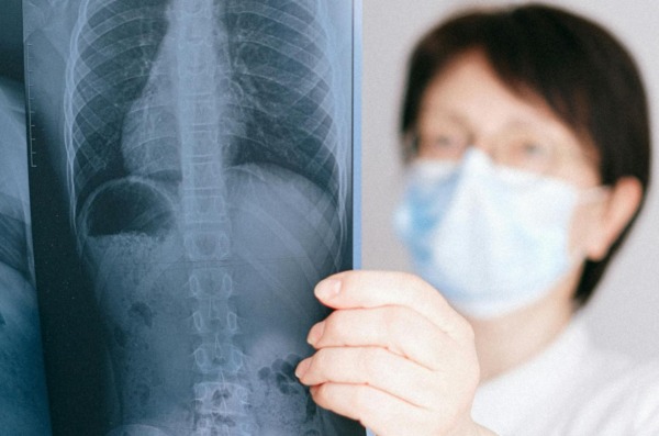pluća doktor pexels-shvetsa-4225922