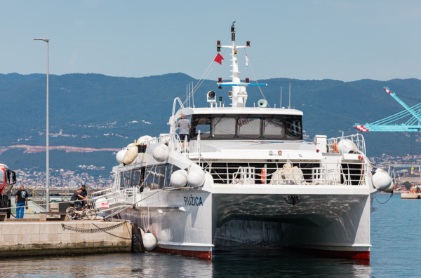 Ilustrativna Riva Rijeka jadrolinija katamaran-11