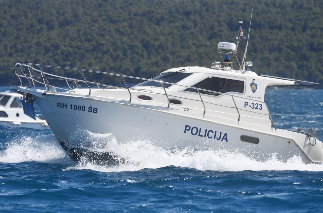 Jadrija: Mjestani Prvi? luke prosvjeduju brodicama nezadovoljni stanjem brodova na liniji 505 u koncesiji “Jadrolinije” Jadrija: Mjestani Prvi? luke prosvjeduju brodicama nezadovoljni stanjem brodova na liniji 505 u koncesiji “Jadrolinije”