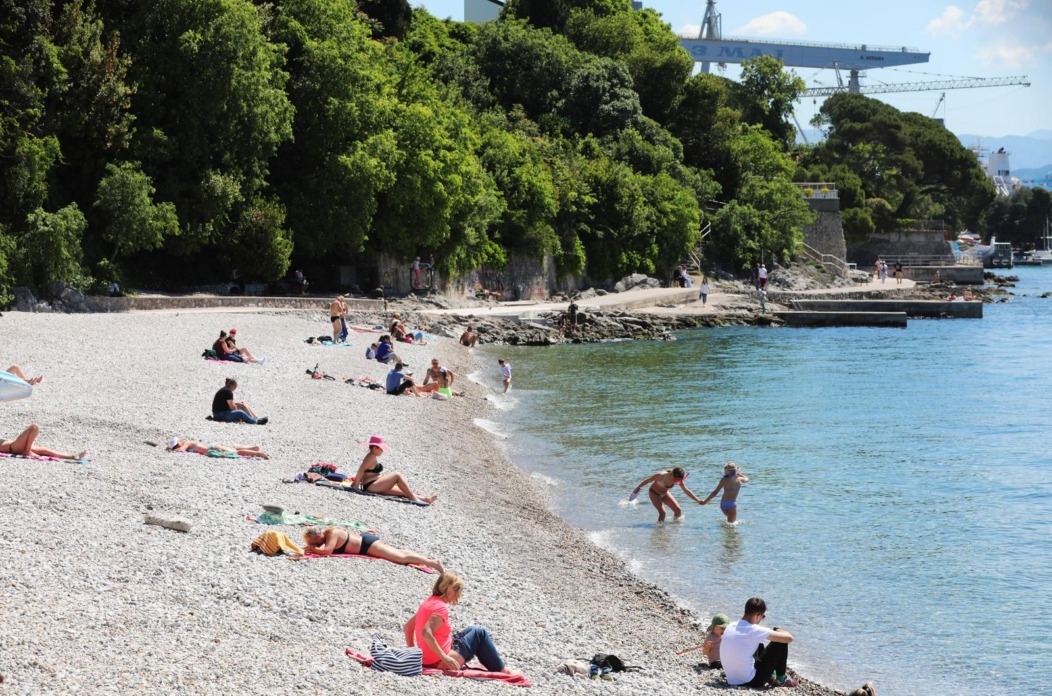 Rijeka:  Kupači uživaju na plaži Kantrida