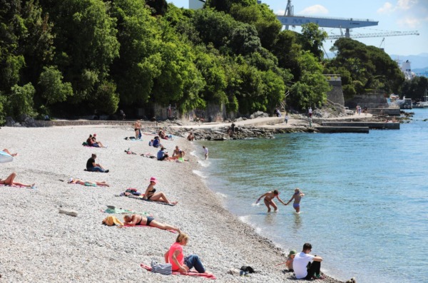 Rijeka:  Kupači uživaju na plaži Kantrida