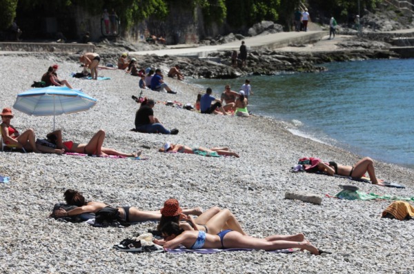 Rijeka:  Kupači uživaju na plaži Kantrida