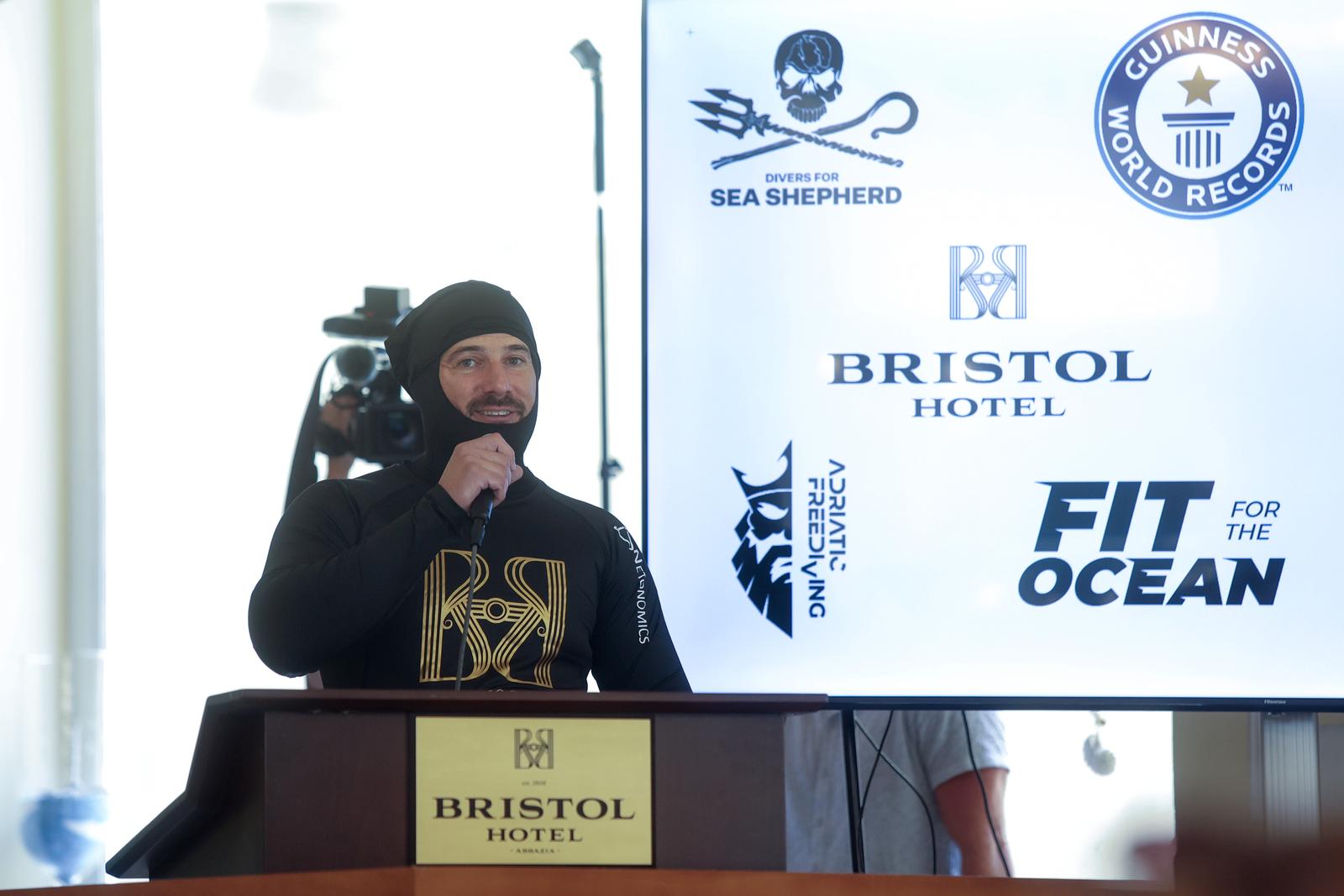 Rijeka: Svjetski rekord Vitomira Maričića, zadržao dah pod vodom 29 minuta i tri sekunde Rijeka: Svjetski rekord Vitomira Maričića, zadržao dah pod vodom 29 minuta i tri sekunde