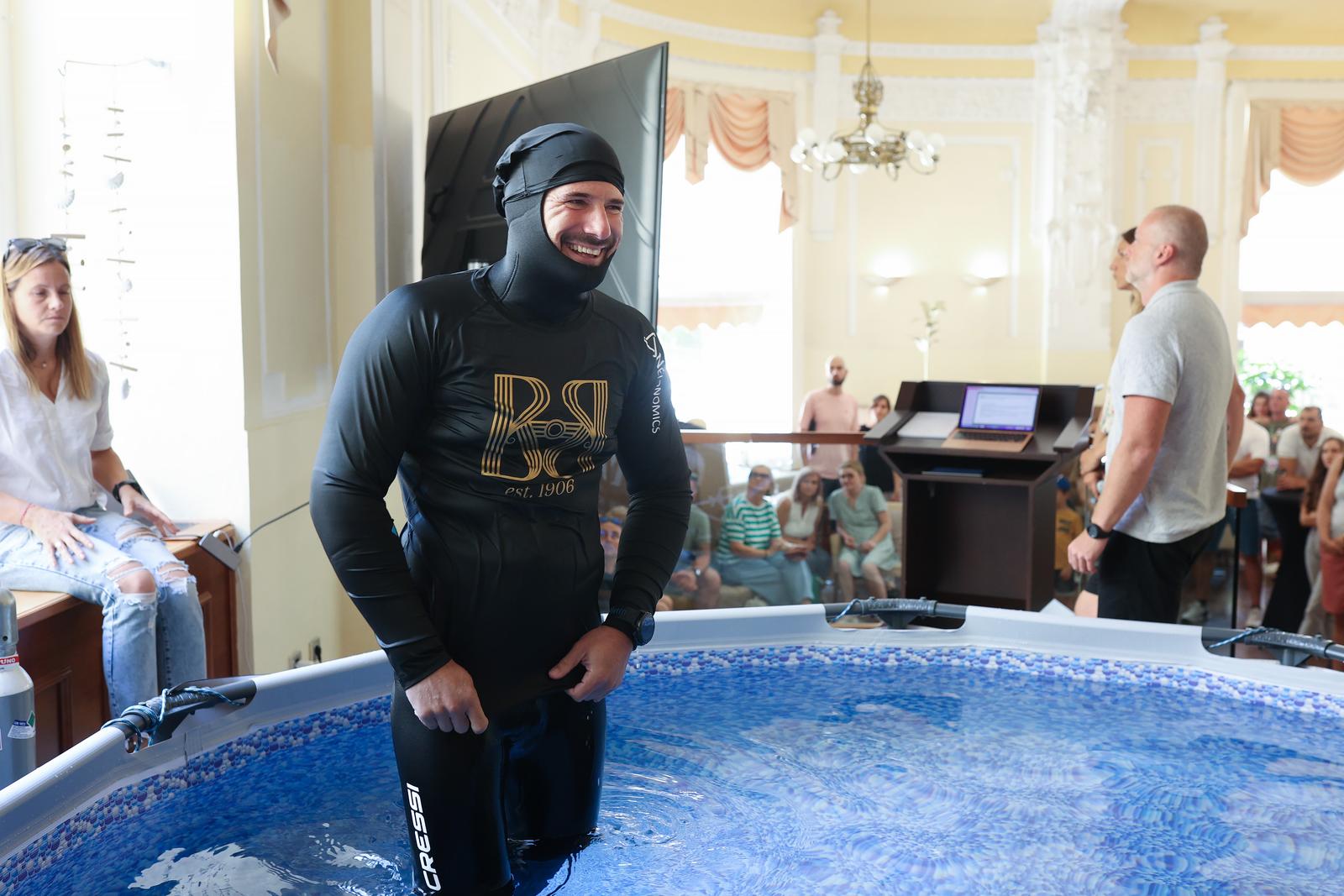 Rijeka: Svjetski rekord Vitomira Maričića, zadržao dah pod vodom 29 minuta i tri sekunde Rijeka: Svjetski rekord Vitomira Maričića, zadržao dah pod vodom 29 minuta i tri sekunde