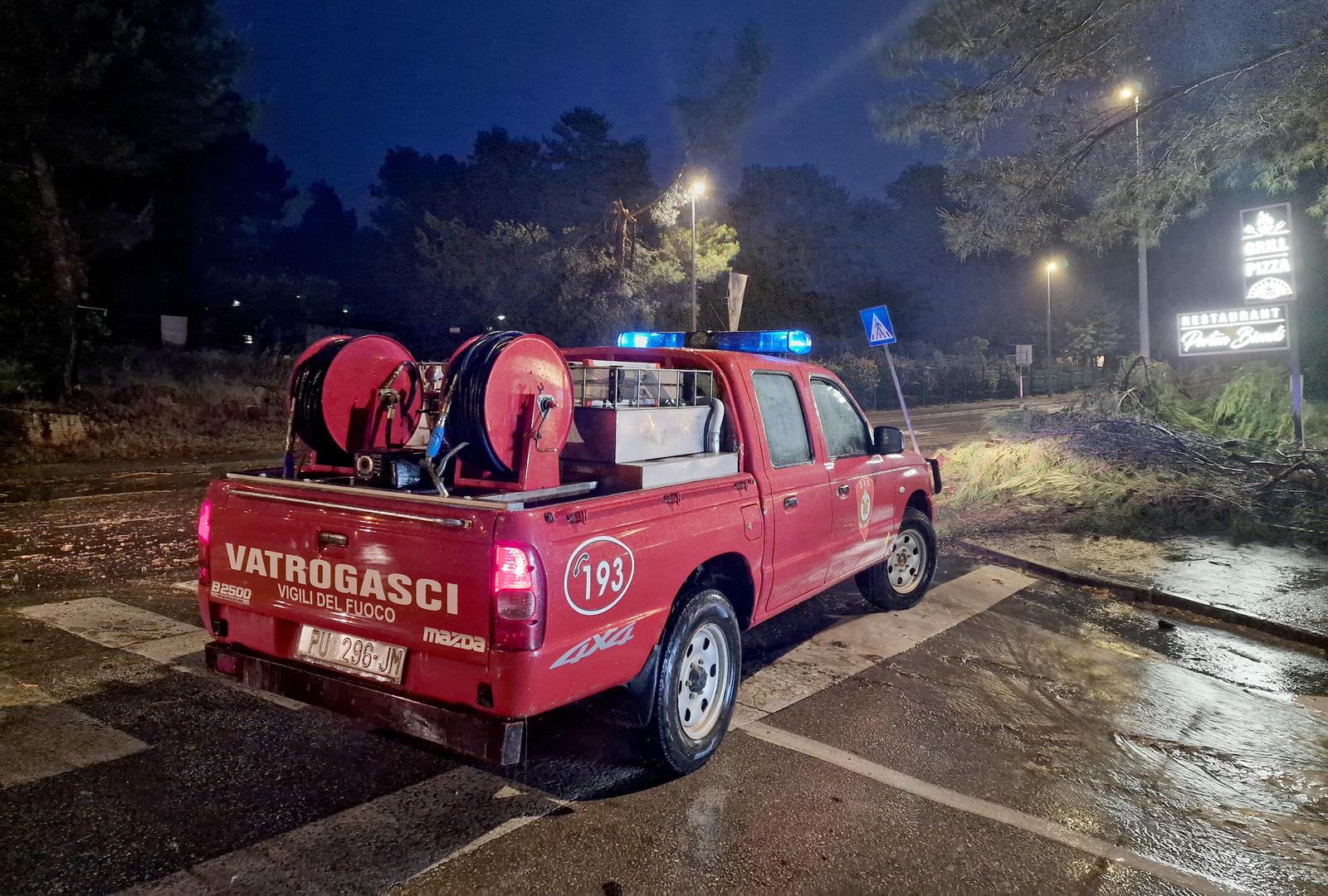 Olujno nevrijeme u Rovinju izazvalo velike štete Olujno nevrijeme u Rovinju izazvalo velike štete