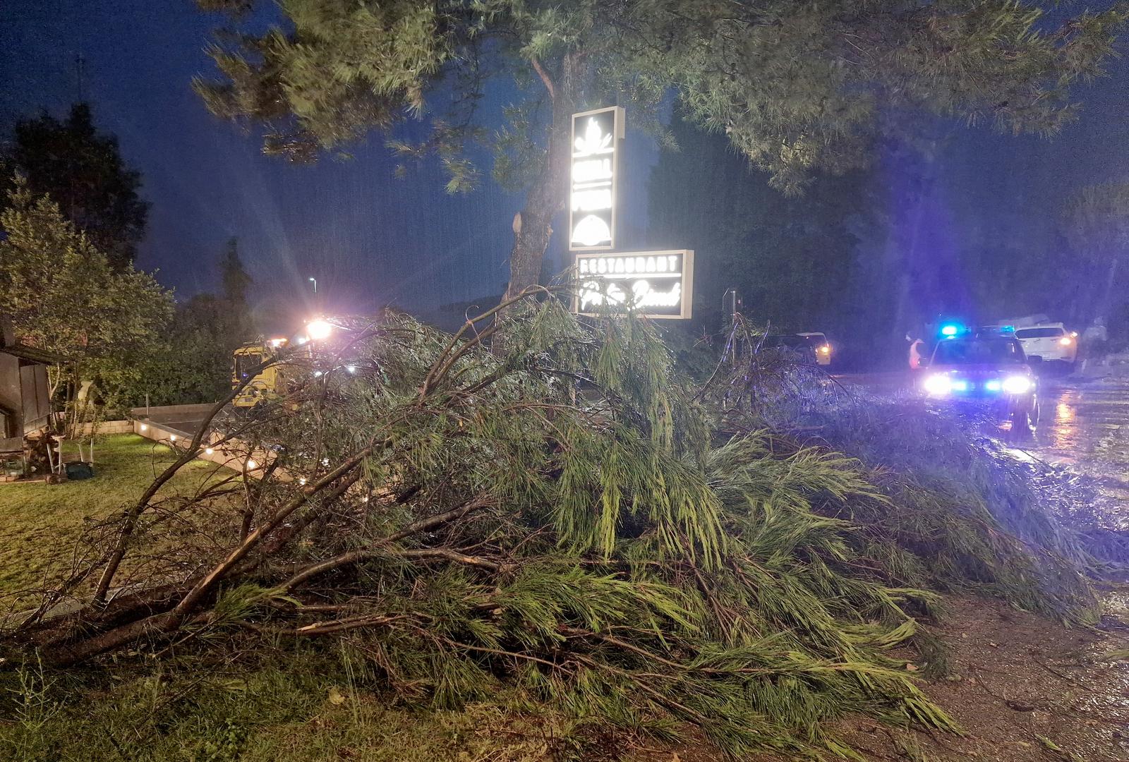 Olujno nevrijeme u Rovinju izazvalo velike štete Olujno nevrijeme u Rovinju izazvalo velike štete