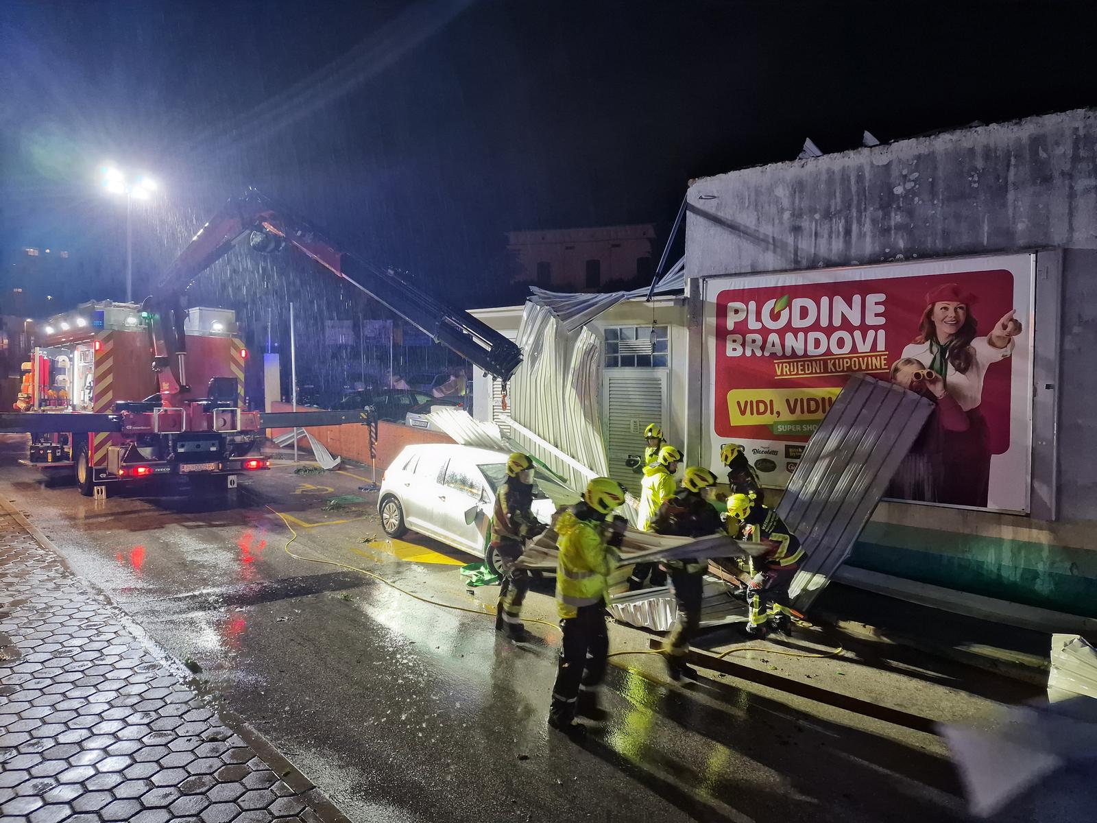 Olujno nevrijeme u Rovinju izazvalo velike štete Olujno nevrijeme u Rovinju izazvalo velike štete