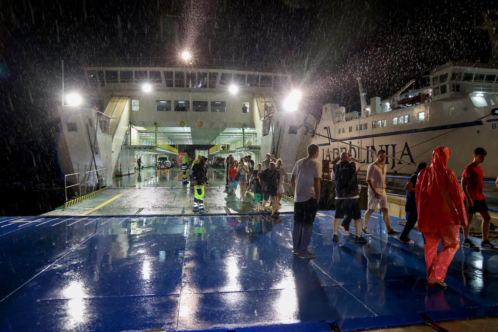 Zadar: Trajekt “Jadran” dovezao putnike sa potonulog katamarana “Melita” u luku Gaženica