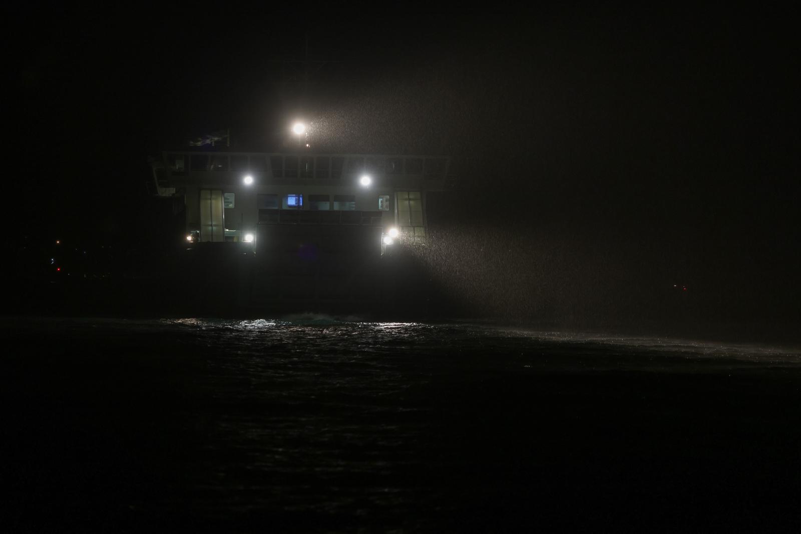 Zadar: Trajekt “Jadran” dovezao putnike sa potonulog katamarana “Melita” u luku Gaženica