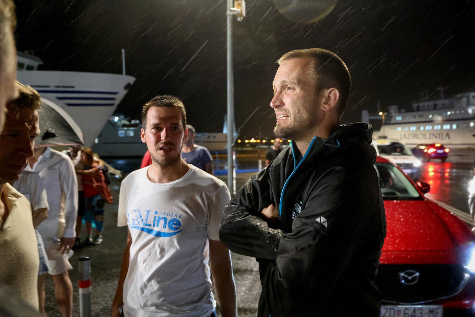 Zadar: Trajekt “Jadran” dovezao putnike sa potonulog katamarana “Melita” u luku Gaženica