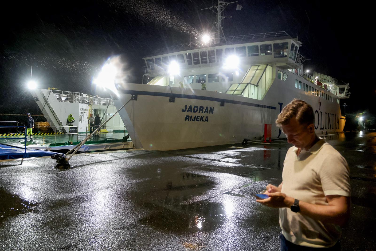 Zadar: Trajekt “Jadran” dovezao putnike sa potonulog katamarana “Melita” u luku Gaženica