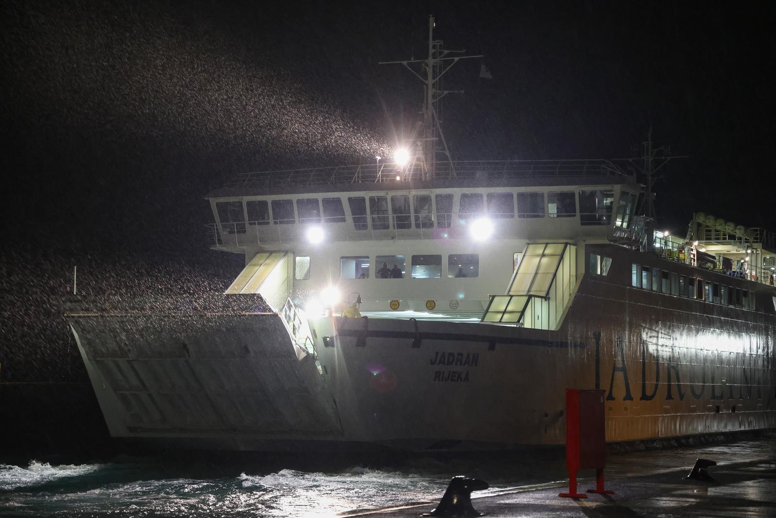Zadar: Trajekt “Jadran” dovezao putnike sa potonulog katamarana “Melita” u luku Gaženica
