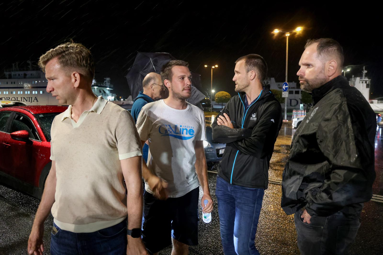 Zadar: Trajekt “Jadran” dovezao putnike sa potonulog katamarana “Melita” u luku Gaženica