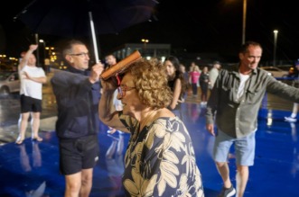 Zadar: Trajekt “Jadran” dovezao putnike sa potonulog katamarana “Melita” u luku Gaženica