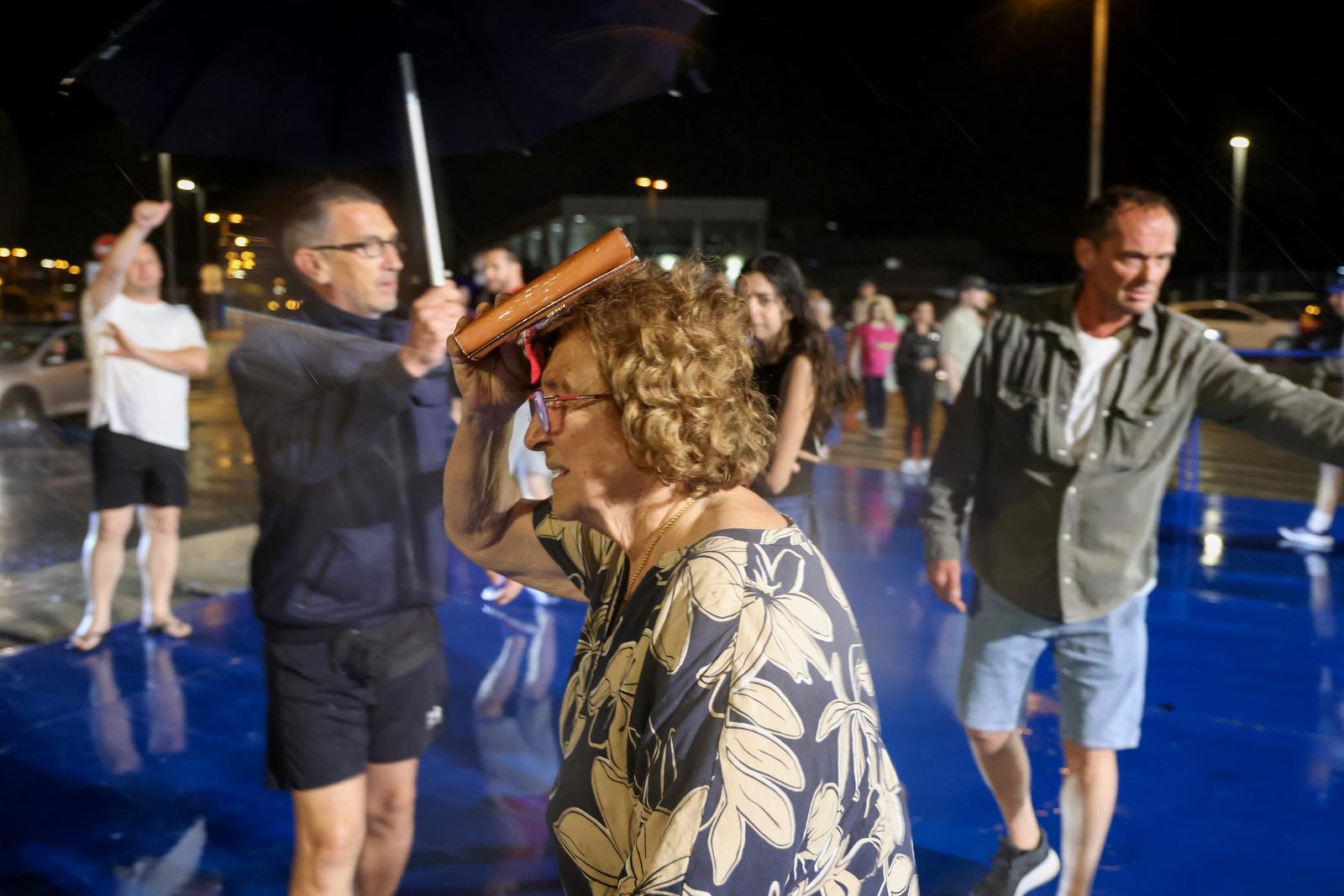 Zadar: Trajekt “Jadran” dovezao putnike sa potonulog katamarana “Melita” u luku Gaženica