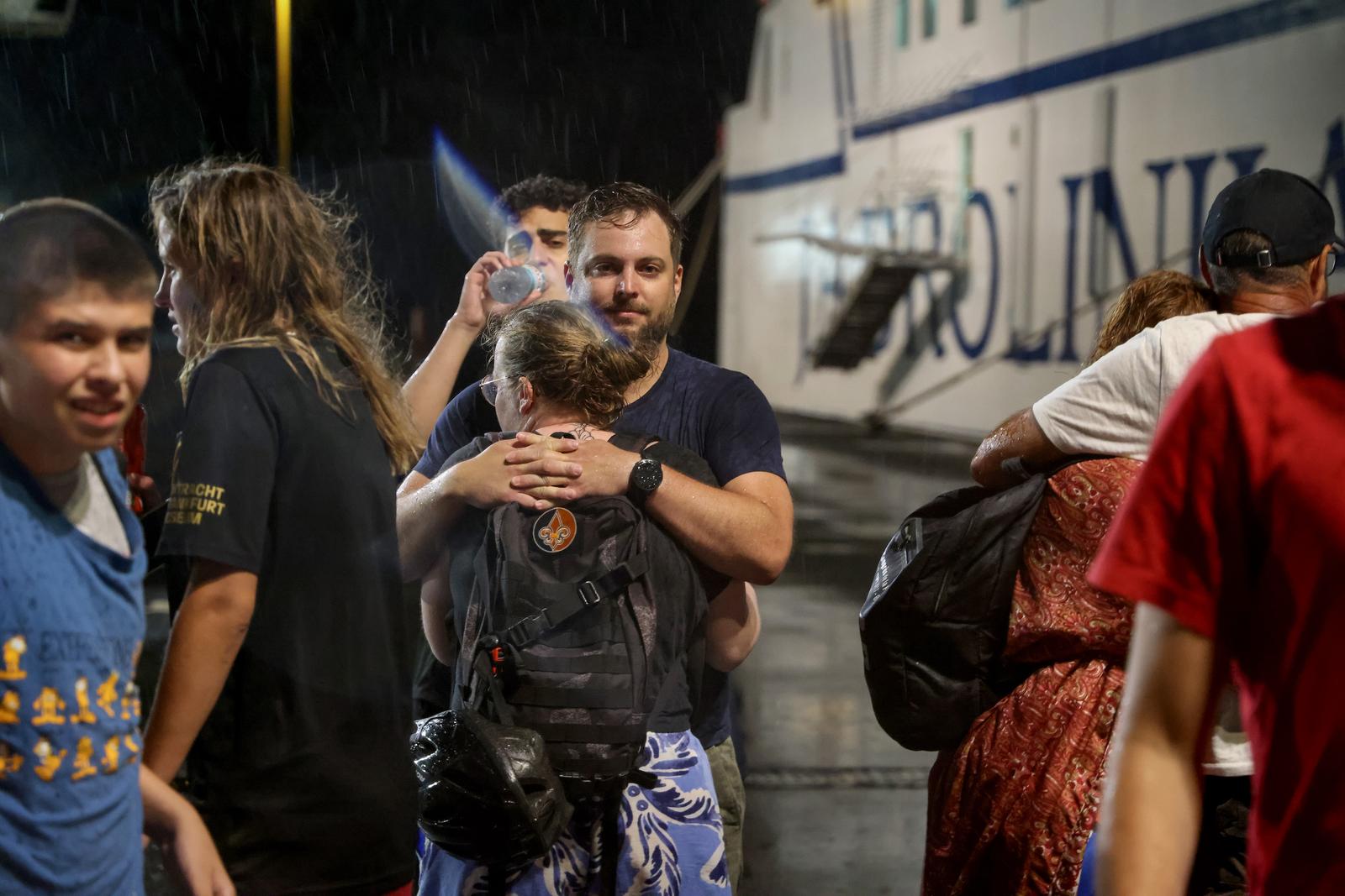 Zadar: Trajekt “Jadran” dovezao putnike sa potonulog katamarana “Melita” u luku Gaženica