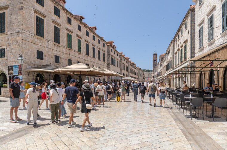 Dubrovnik:  Pune plaže i turističke gužve u gradu