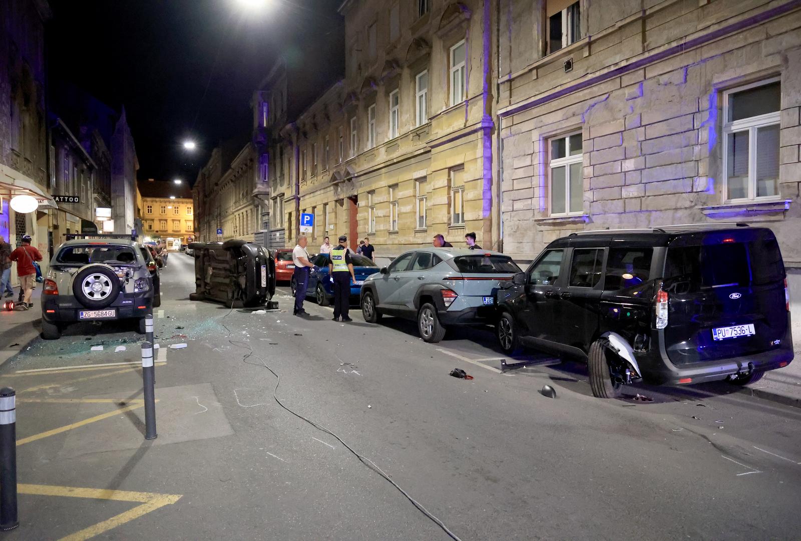 Zagreb: U Medulićevoj se zabio u četiri parkirana vozila te završio na boku
