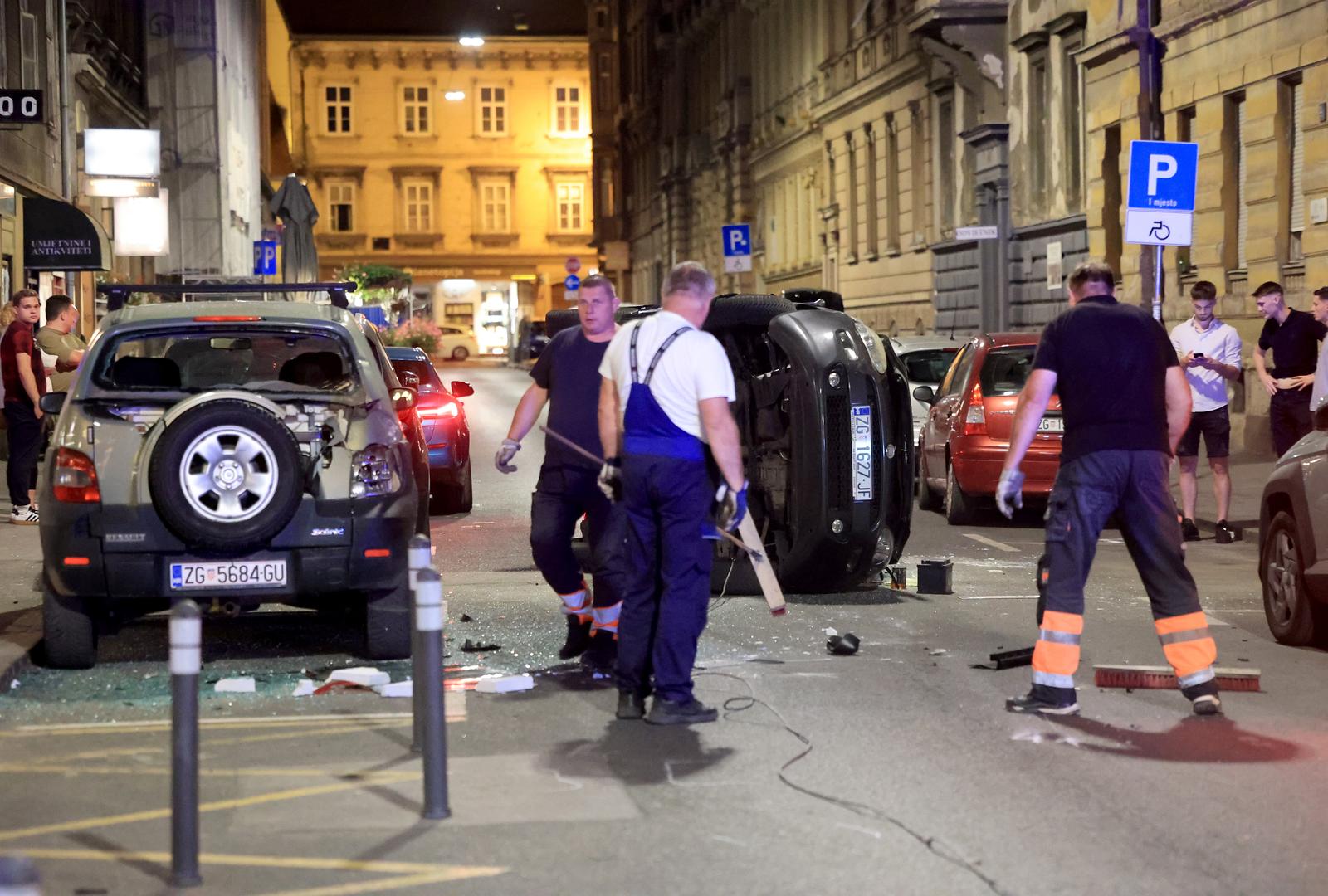 Zagreb: U Medulićevoj se zabio u četiri parkirana vozila te završio na boku