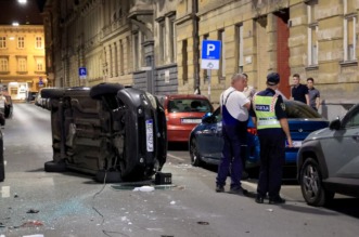 Zagreb: U Medulićevoj se zabio u četiri parkirana vozila te završio na boku