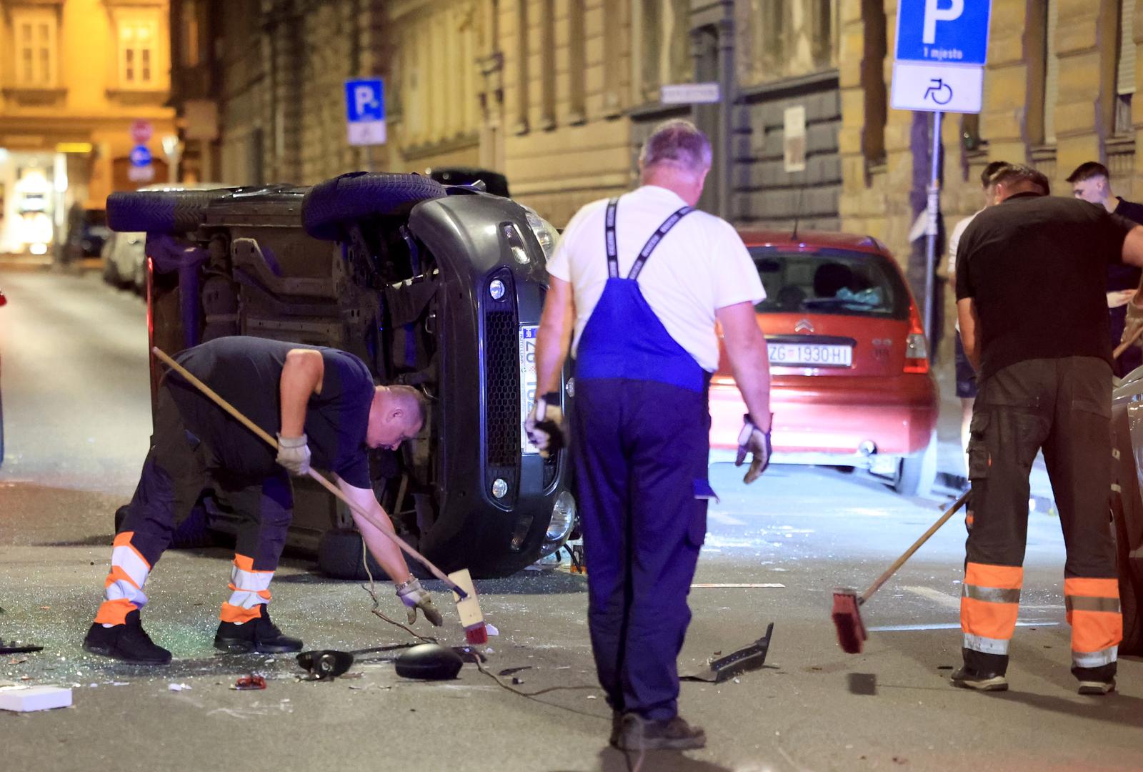 Zagreb: U Medulićevoj se zabio u četiri parkirana vozila te završio na boku