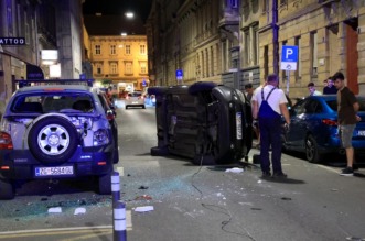 Zagreb: U Medulićevoj se zabio u četiri parkirana vozila te završio na boku