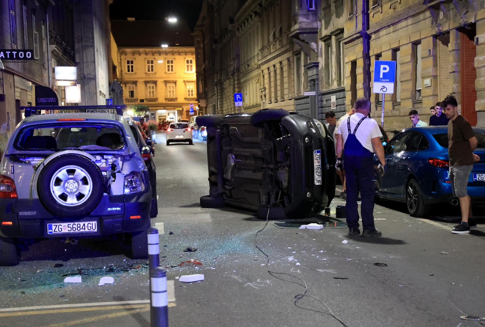 Zagreb: U Medulićevoj se zabio u četiri parkirana vozila te završio na boku