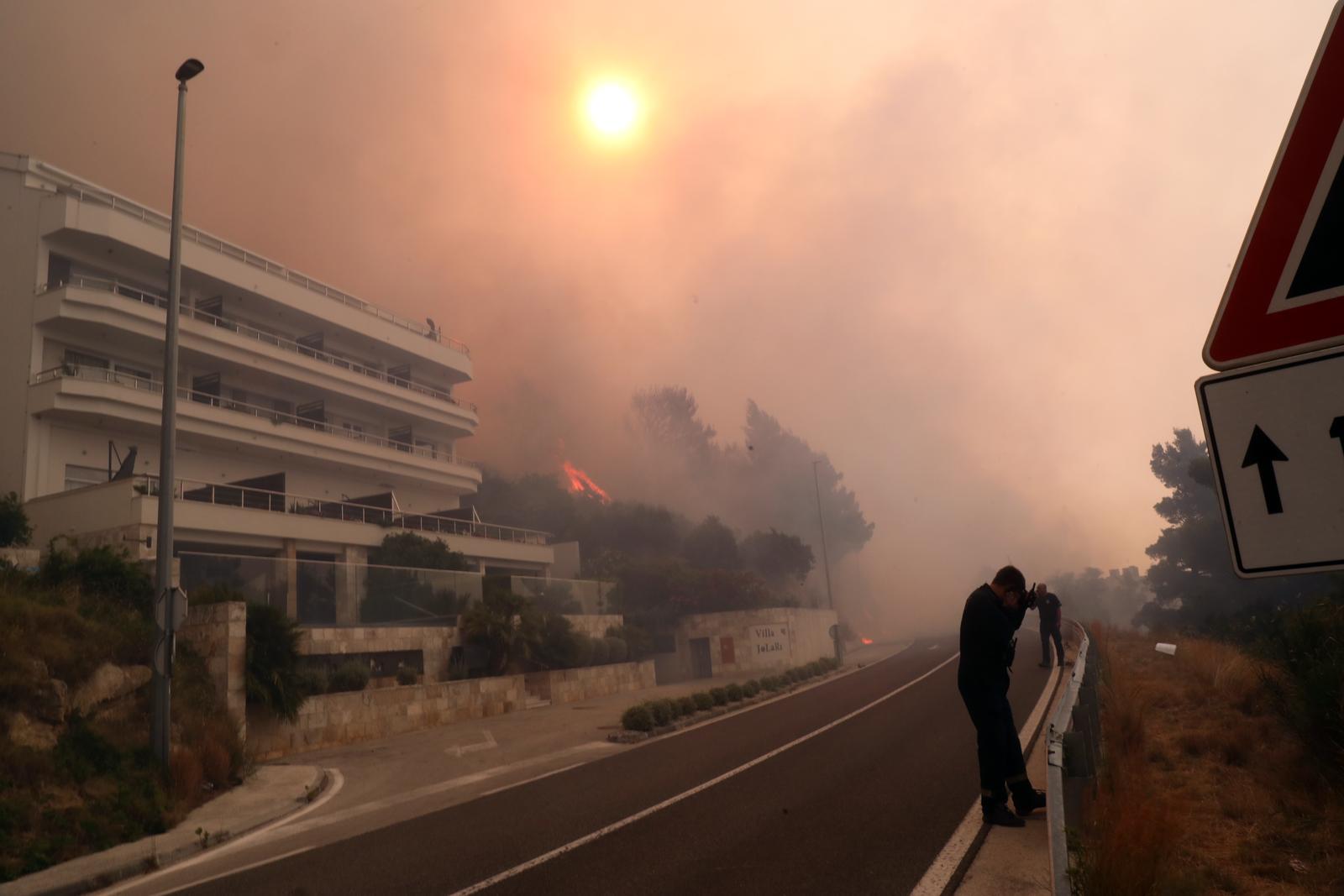 Buknuo veliki požar u Pisku, vatra došla do kuća Buknuo veliki požar u Pisku, vatra došla do kuća