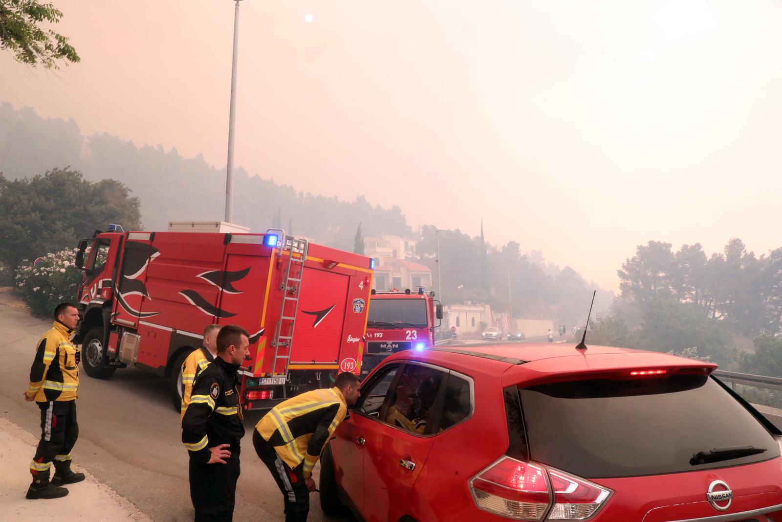 Buknuo veliki požar u Pisku, vatra došla do kuća Buknuo veliki požar u Pisku, vatra došla do kuća
