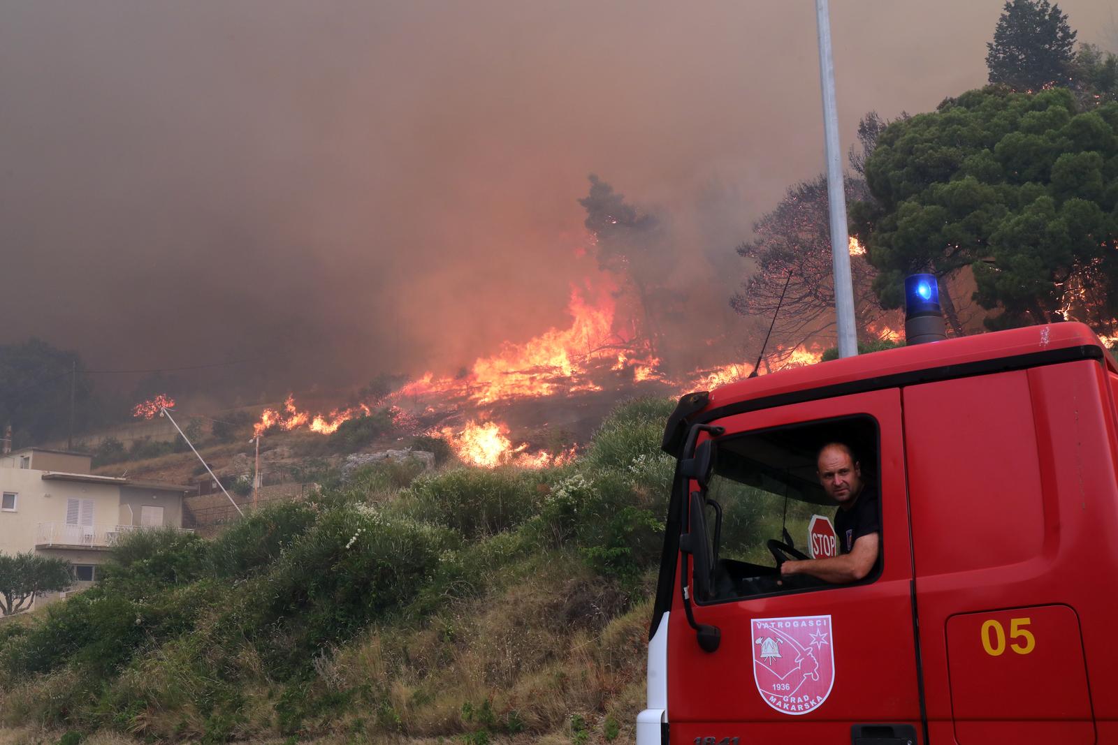 Buknuo veliki požar u Pisku, vatra došla do kuća Buknuo veliki požar u Pisku, vatra došla do kuća