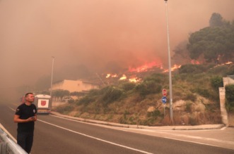 Buknuo veliki požar u Pisku, vatra došla do kuća Buknuo veliki požar u Pisku, vatra došla do kuća