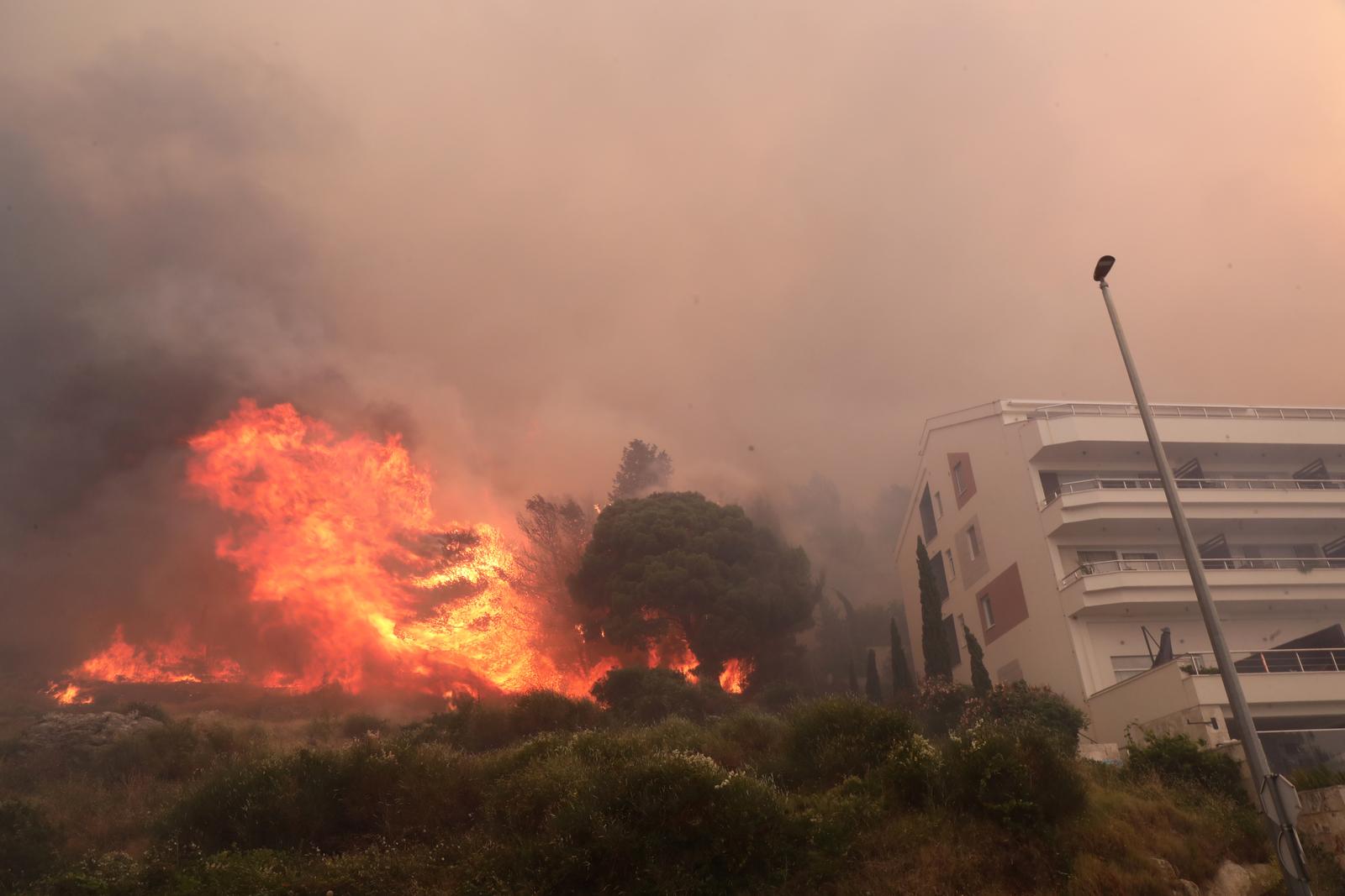 Buknuo veliki požar u Pisku, vatra došla do kuća Buknuo veliki požar u Pisku, vatra došla do kuća