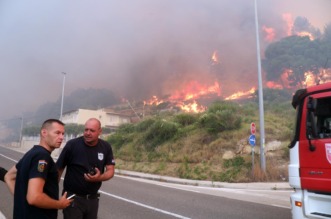 Buknuo veliki požar u Pisku, vatra došla do kuća Buknuo veliki požar u Pisku, vatra došla do kuća