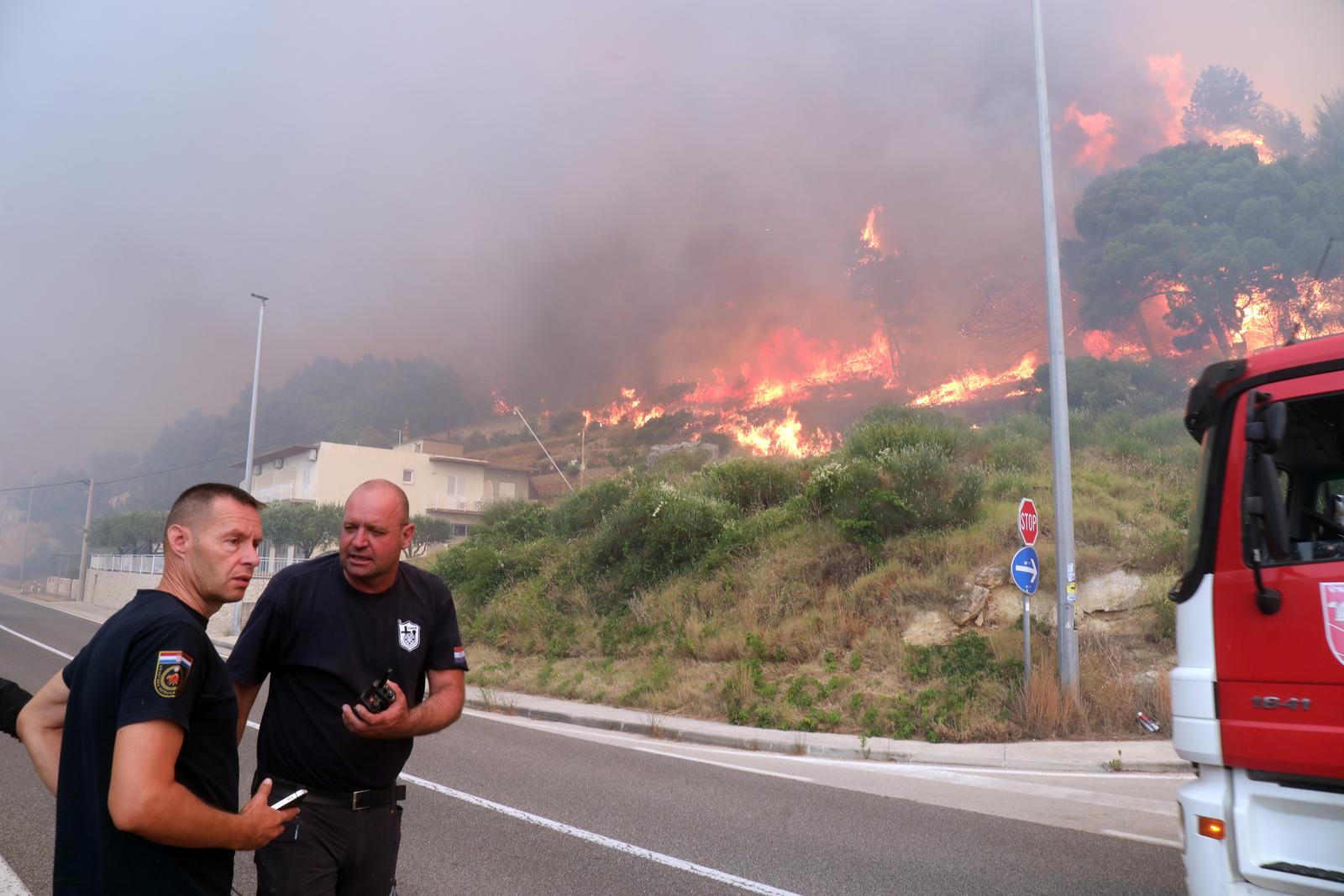 Buknuo veliki požar u Pisku, vatra došla do kuća Buknuo veliki požar u Pisku, vatra došla do kuća