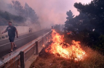 Buknuo veliki požar u Pisku, vatra došla do kuća Buknuo veliki požar u Pisku, vatra došla do kuća