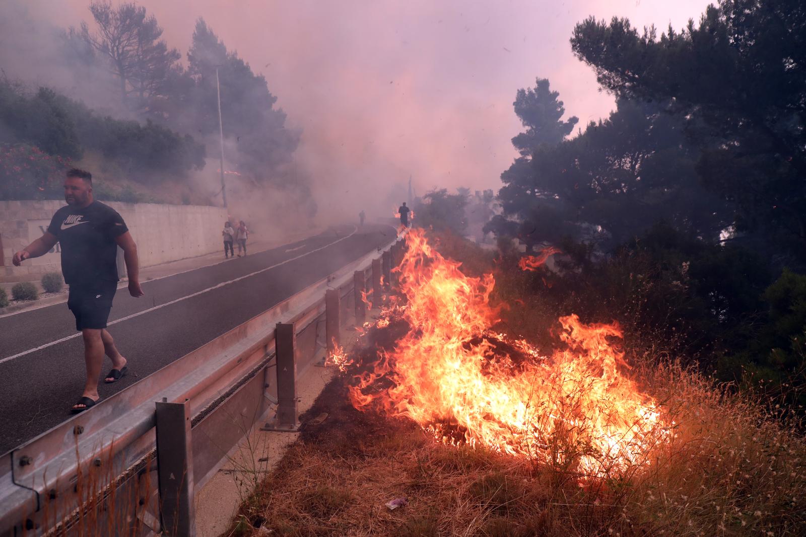 Buknuo veliki požar u Pisku, vatra došla do kuća Buknuo veliki požar u Pisku, vatra došla do kuća