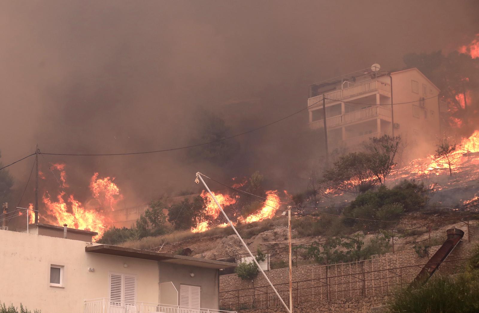 Buknuo veliki požar u Pisku, vatra došla do kuća Buknuo veliki požar u Pisku, vatra došla do kuća