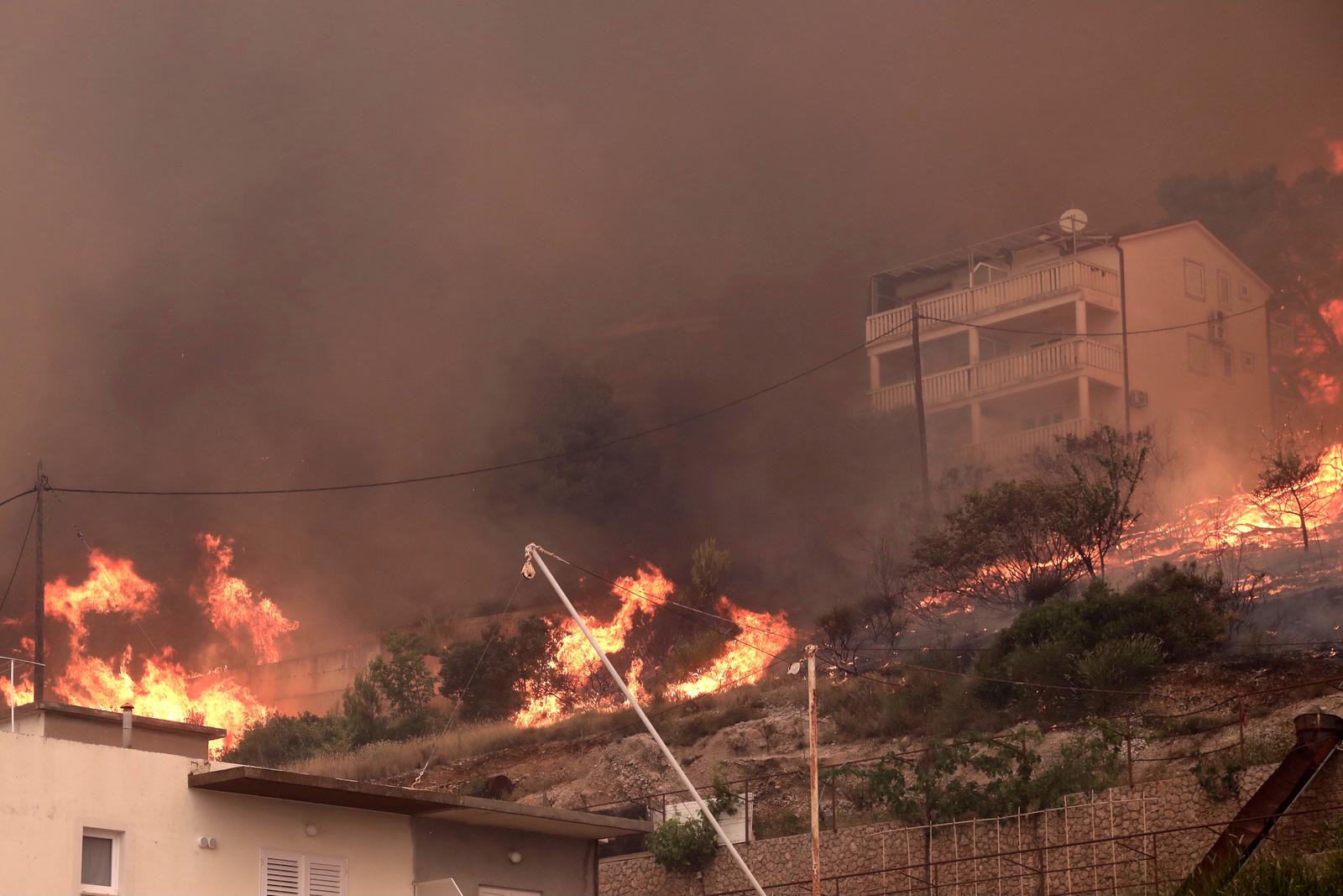 Buknuo veliki požar u Pisku, vatra došla do kuća Buknuo veliki požar u Pisku, vatra došla do kuća