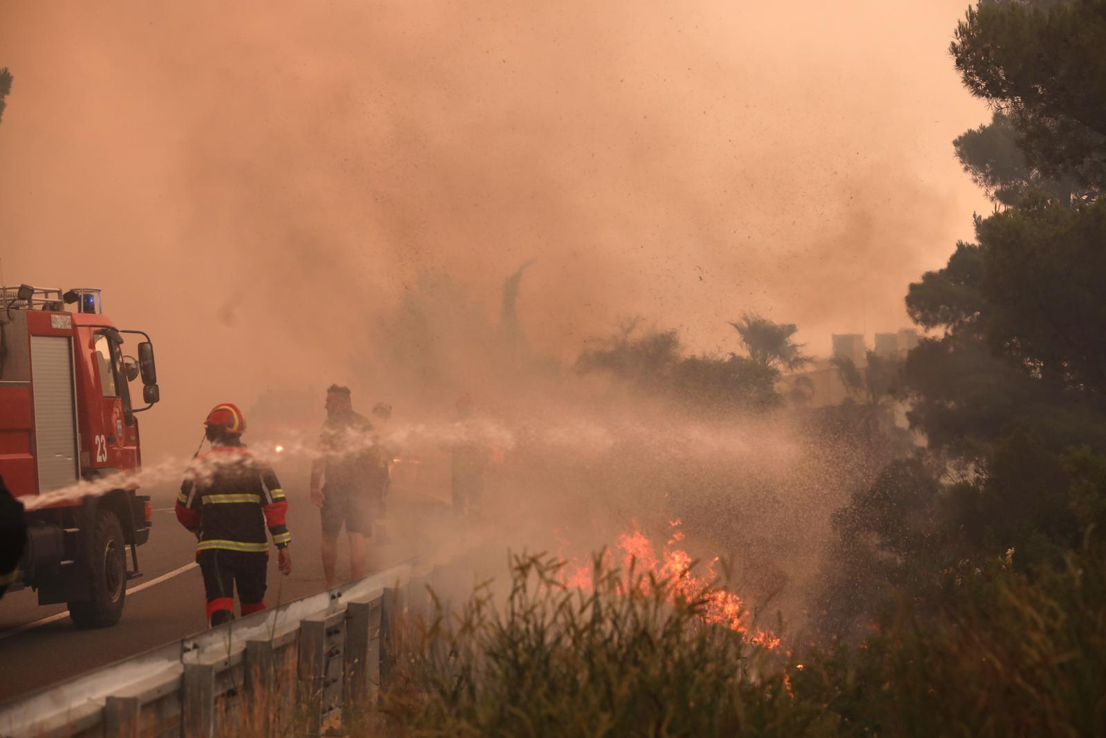 Buknuo veliki požar u Pisku, vatra došla do kuća Buknuo veliki požar u Pisku, vatra došla do kuća
