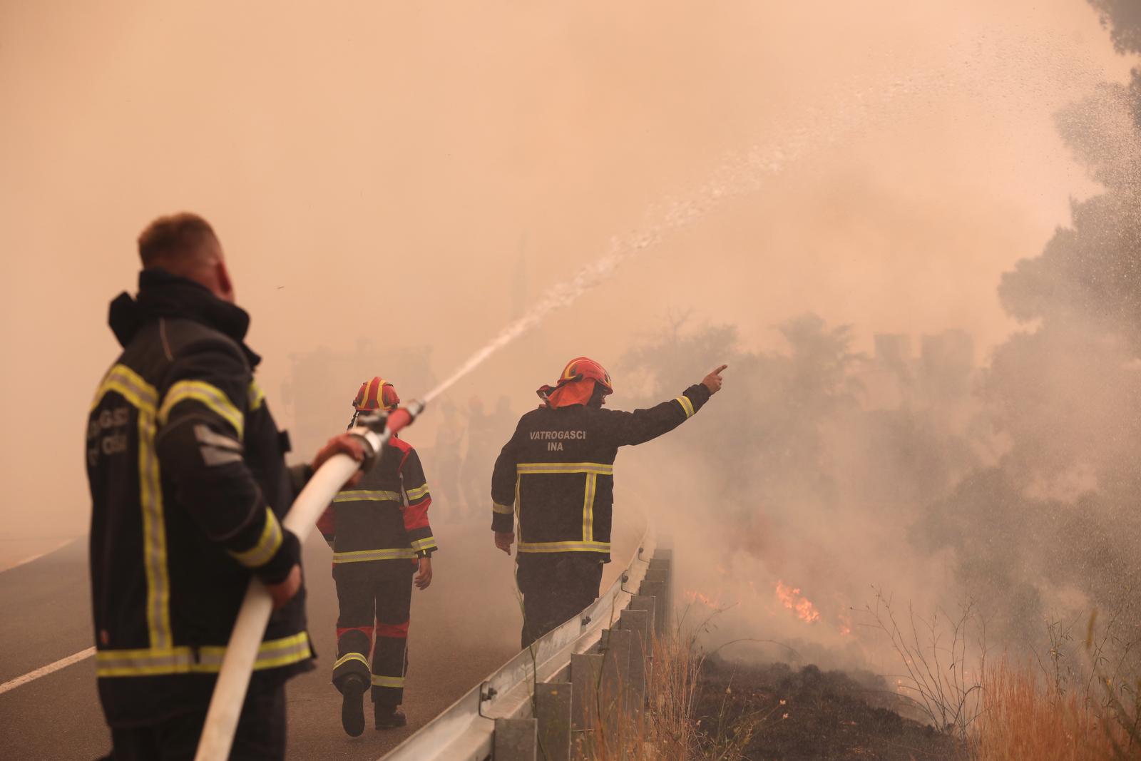 Buknuo veliki požar u Pisku, vatra došla do kuća Buknuo veliki požar u Pisku, vatra došla do kuća