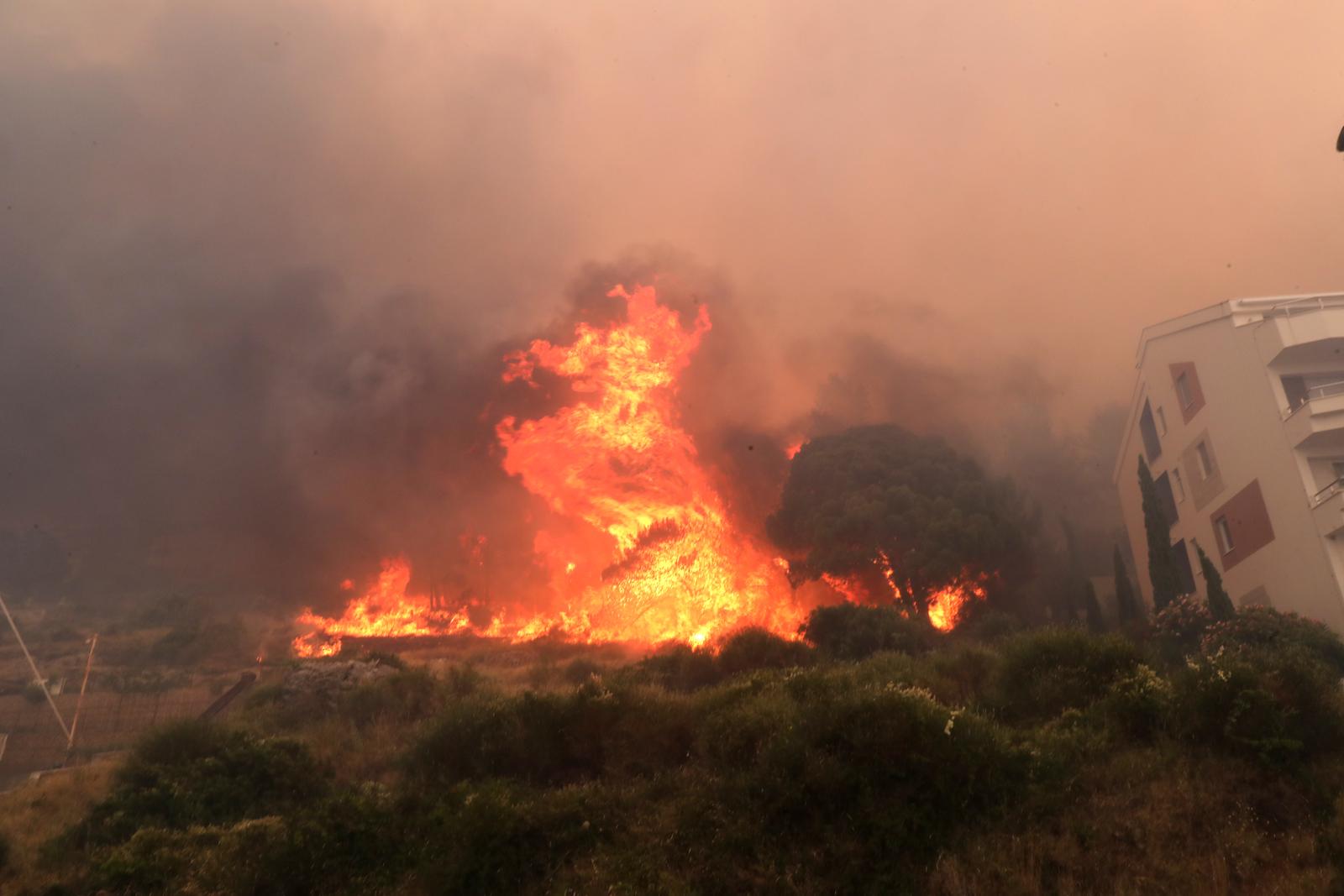 Buknuo veliki požar u Pisku, vatra došla do kuća Buknuo veliki požar u Pisku, vatra došla do kuća