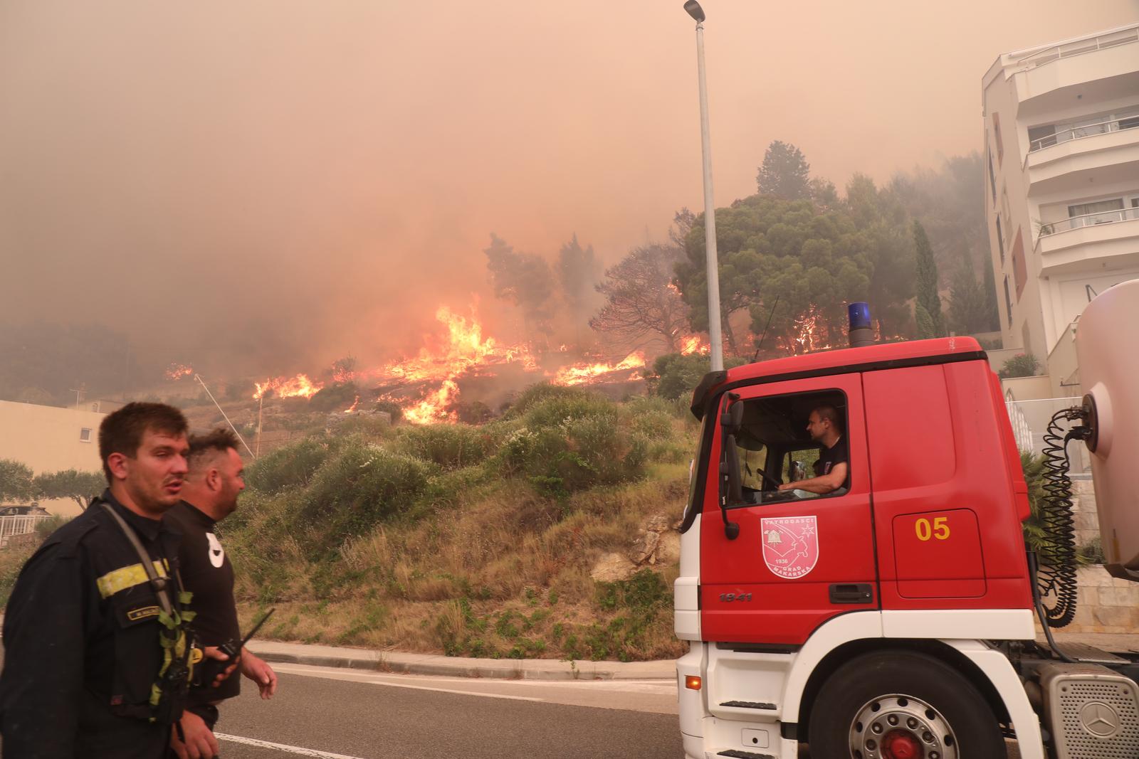 Buknuo veliki požar u Pisku, vatra došla do kuća Buknuo veliki požar u Pisku, vatra došla do kuća