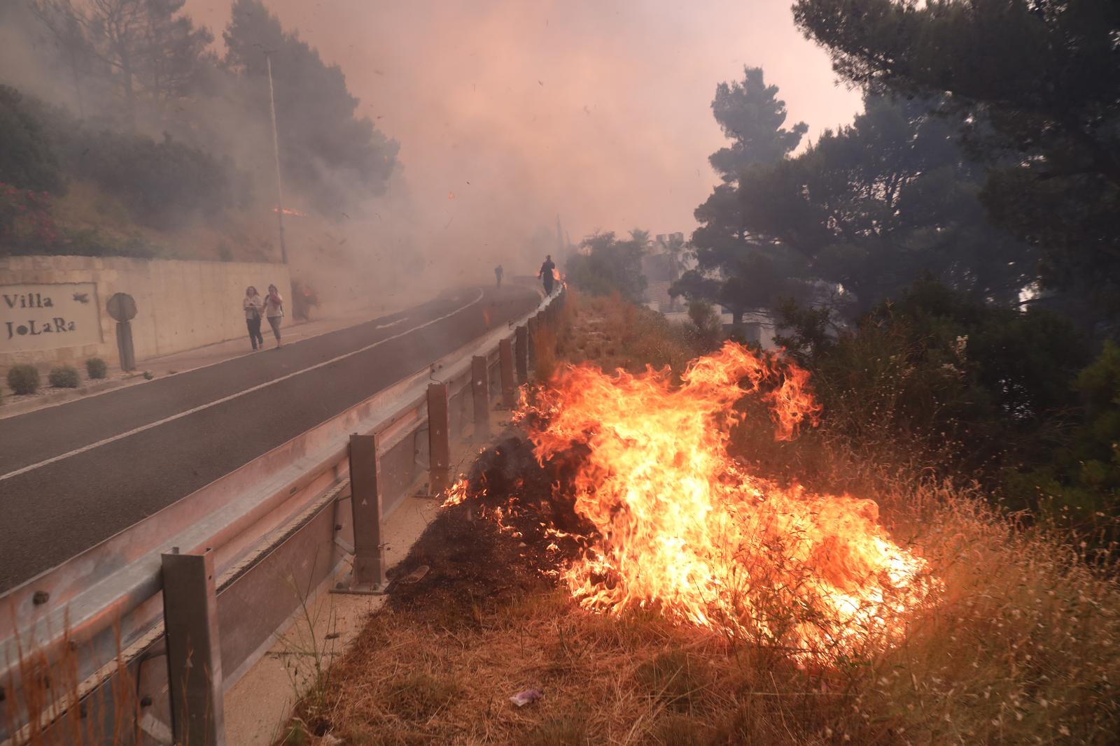 Buknuo veliki požar u Pisku, vatra došla do kuća Buknuo veliki požar u Pisku, vatra došla do kuća