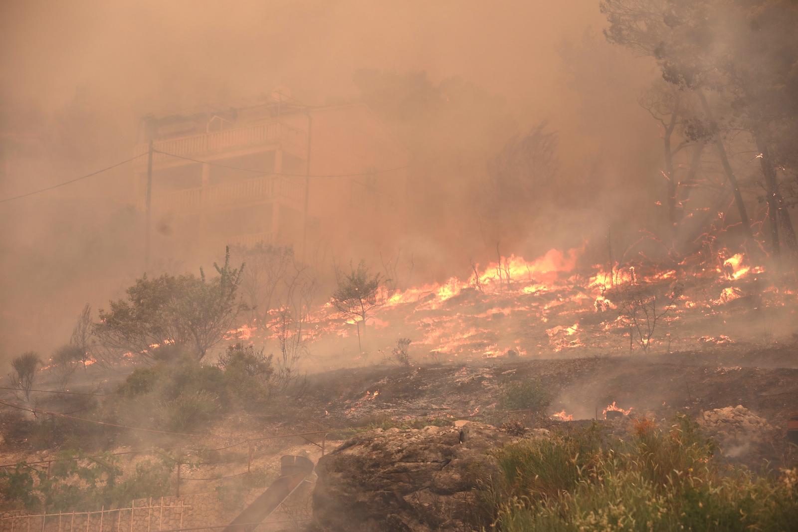 Buknuo veliki požar u Pisku, vatra došla do kuća Buknuo veliki požar u Pisku, vatra došla do kuća