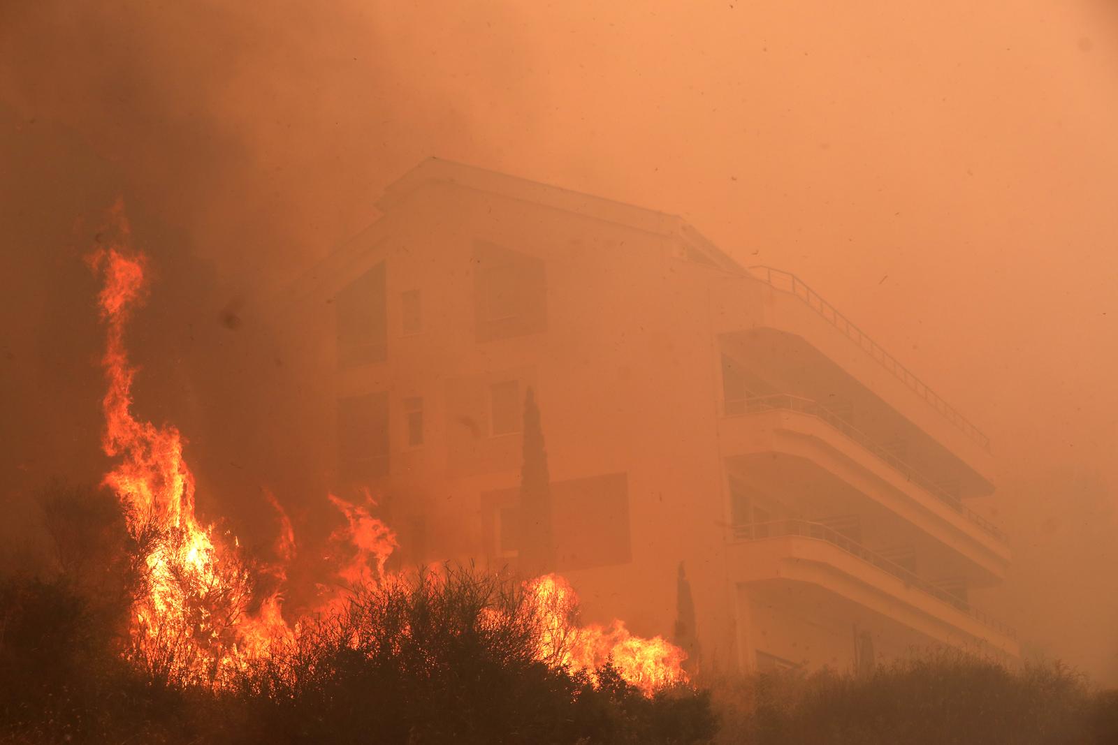 Buknuo veliki požar u Pisku, vatra došla do kuća Buknuo veliki požar u Pisku, vatra došla do kuća