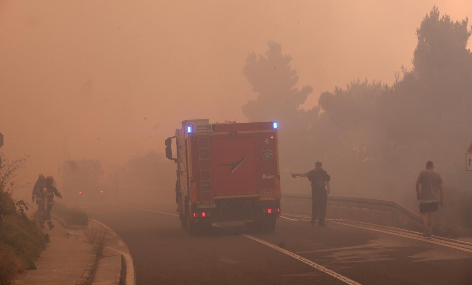 Buknuo veliki požar u Pisku, vatra došla do kuća Buknuo veliki požar u Pisku, vatra došla do kuća