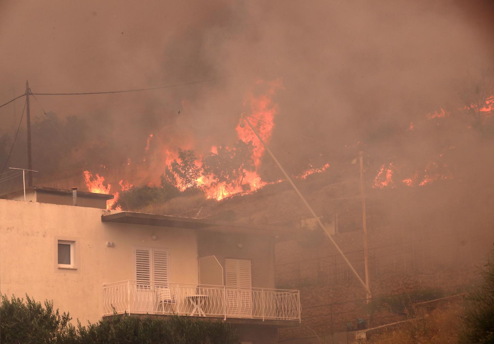 Buknuo veliki požar u Pisku, vatra došla do kuća Buknuo veliki požar u Pisku, vatra došla do kuća