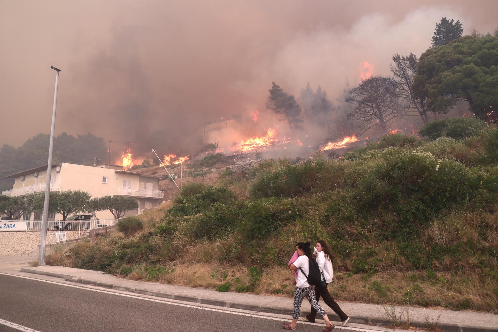 Buknuo veliki požar u Pisku, vatra došla do kuća Buknuo veliki požar u Pisku, vatra došla do kuća