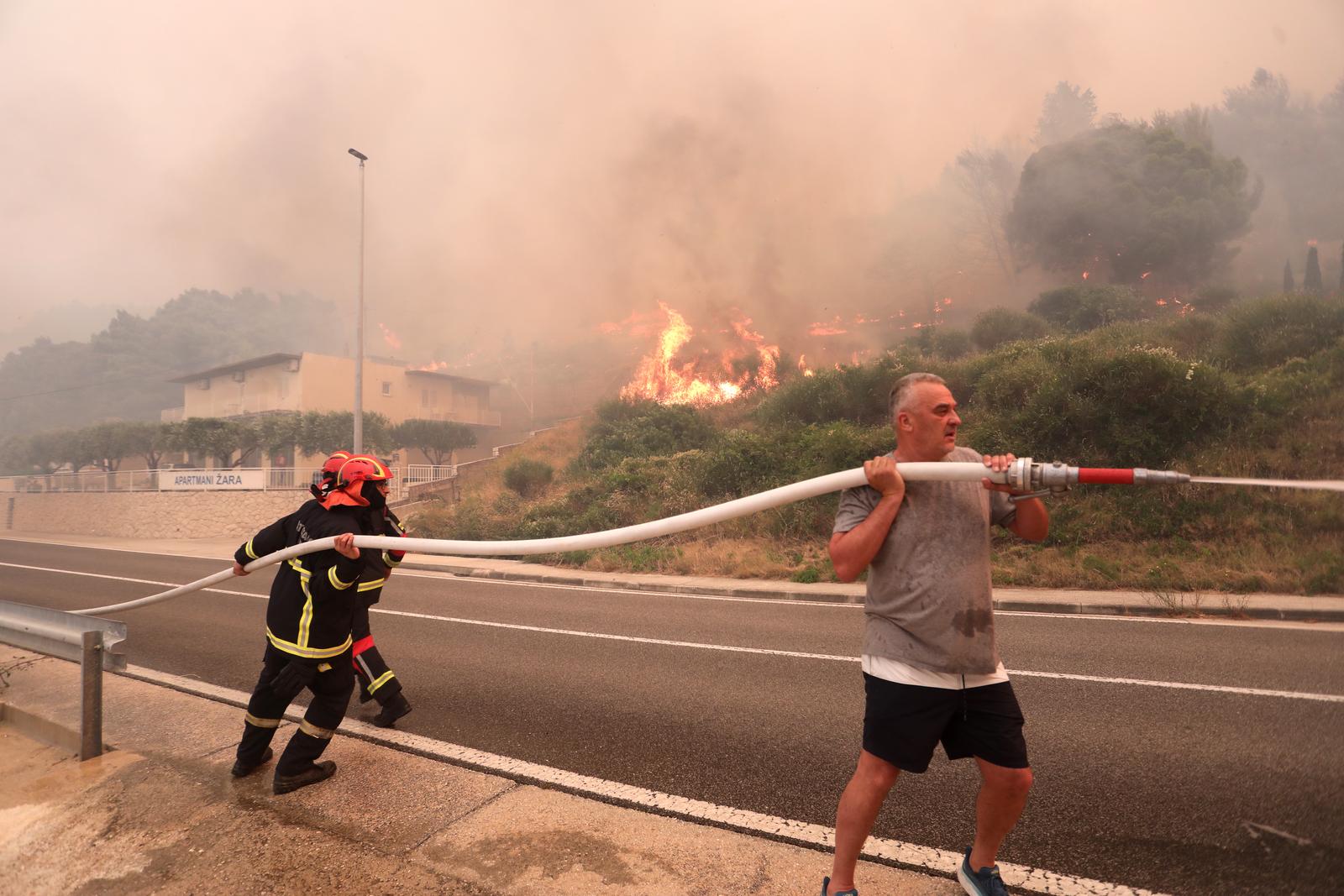 Buknuo veliki požar u Pisku, vatra došla do kuća Buknuo veliki požar u Pisku, vatra došla do kuća