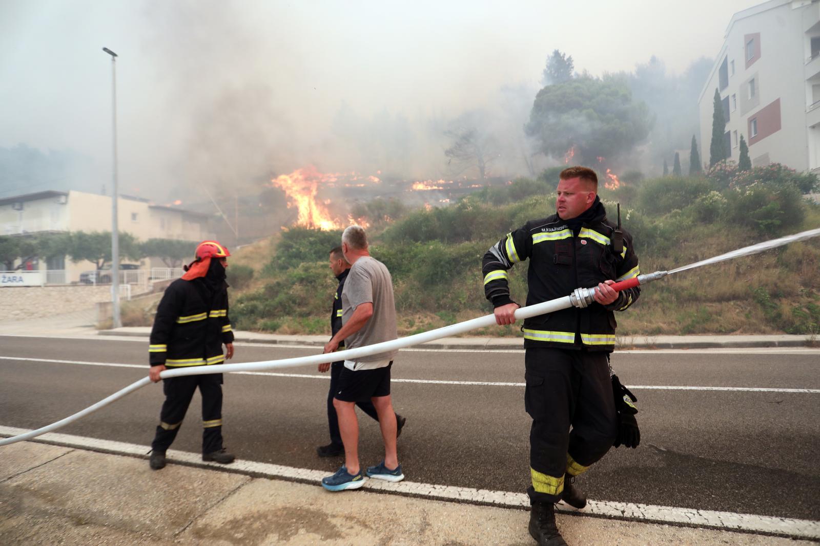Buknuo veliki požar u Pisku, vatra došla do kuća Buknuo veliki požar u Pisku, vatra došla do kuća